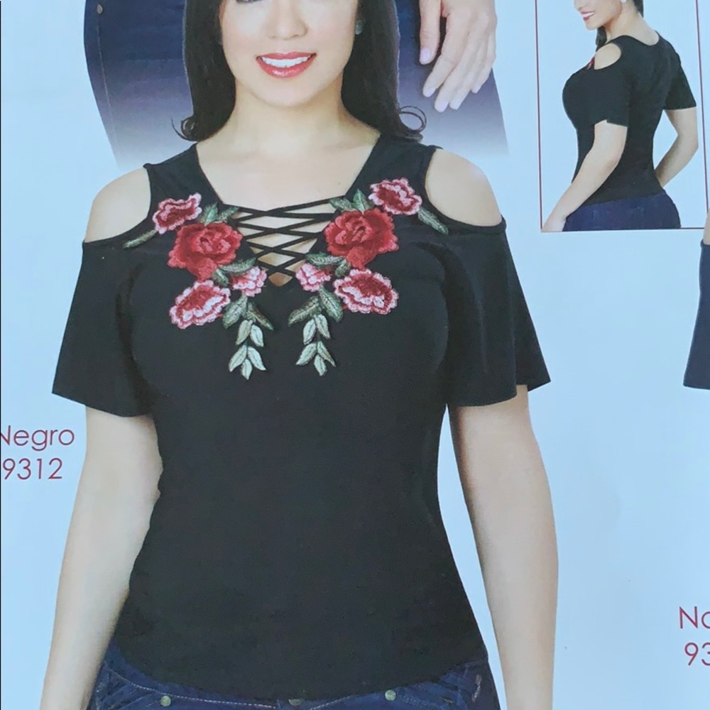 Beautiful flower blouse !! 👚